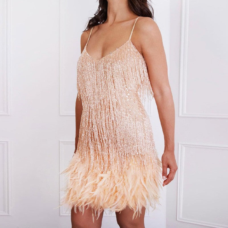 Vestido con tirantes de cuello en V y pespuntes de plumas