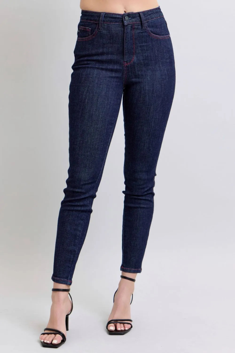 Jeans ajustados Judy Blue de talla grande con bolsillos traseros en forma de corazón