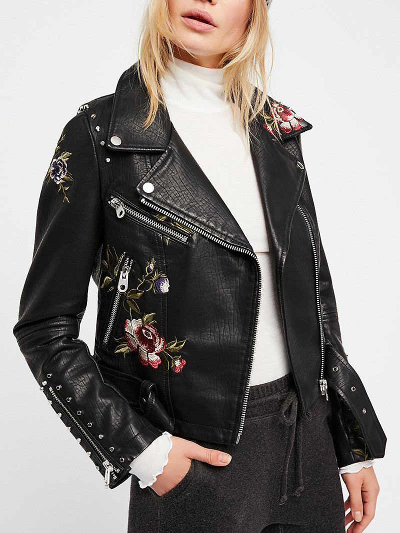 Chaqueta de cuero sintético bordada