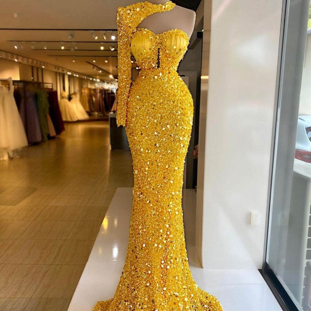 Robe asymétrique à manche unique, dentelle brodée de perles et de sequins