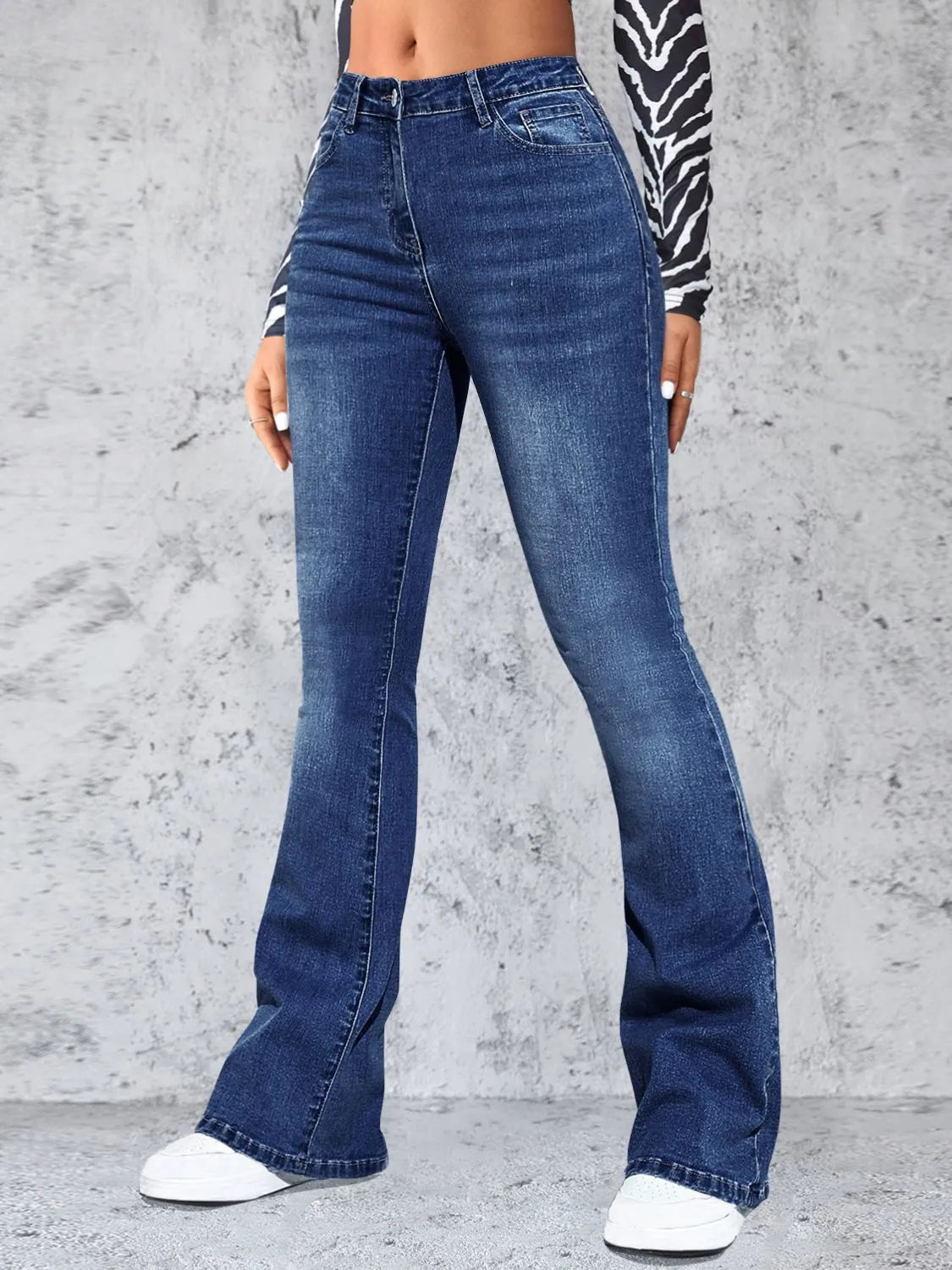 Shop High Rise Jeans with Pockets - Women's Fashion | Akatonbo