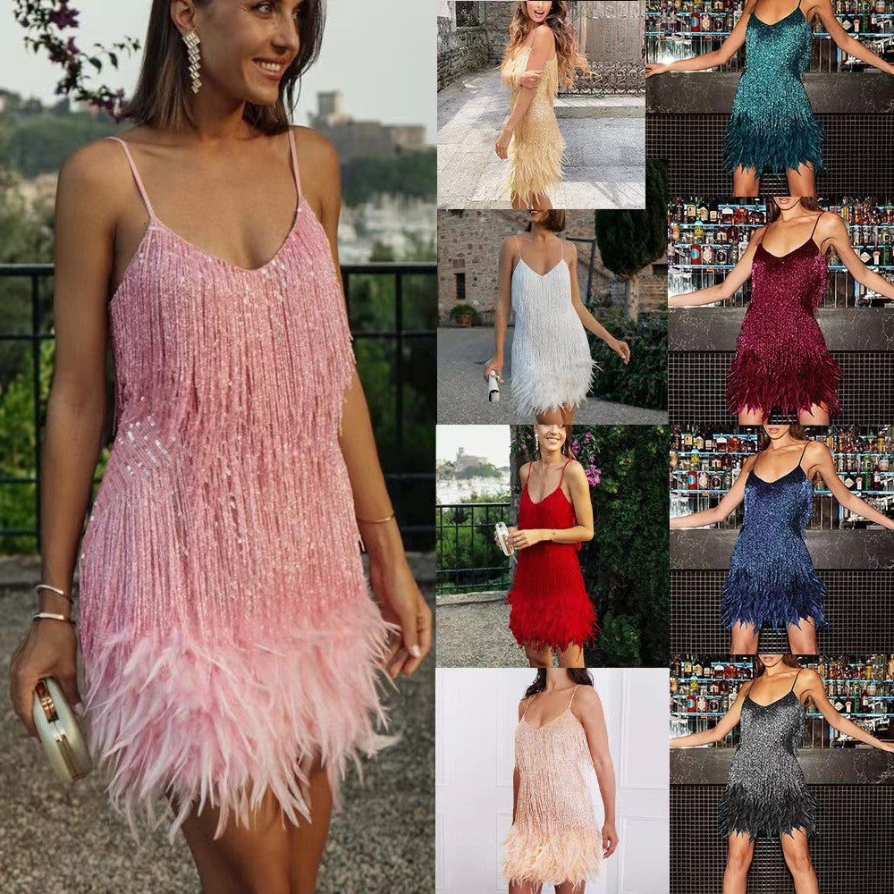 Vestido con tirantes de cuello en V y pespuntes de plumas