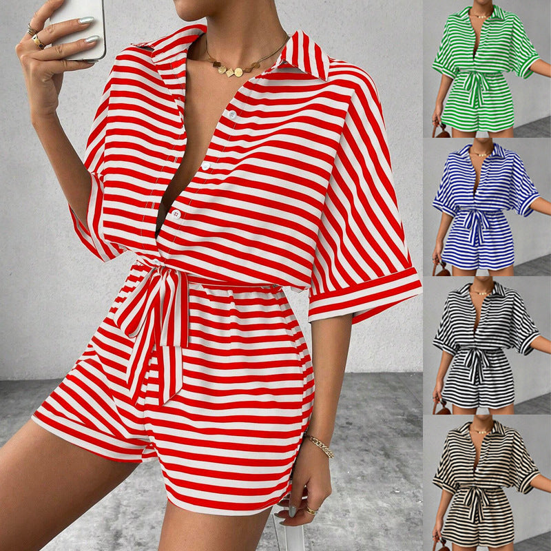 Gilet boutonné à revers rayés et manches courtes, ceinture et short, combishort